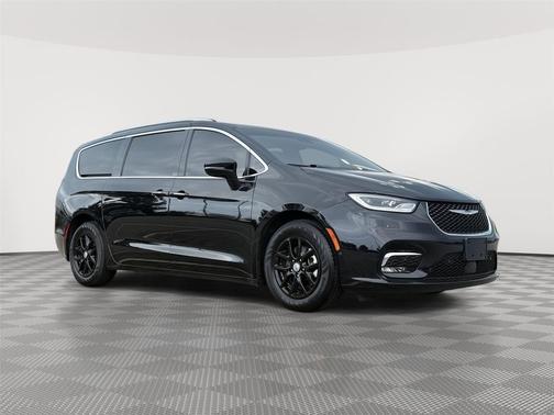 Brilliant Black Crystal Pearlcoat 2021 Chrysler Pacifica Touring L