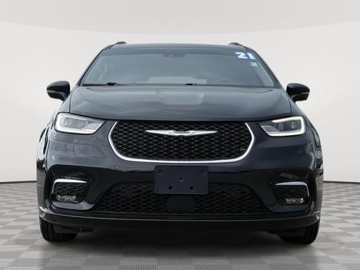 Brilliant Black Crystal Pearlcoat 2021 Chrysler Pacifica Touring L