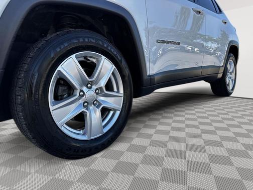 Bright White Clearcoat 2022 Jeep Compass Latitude