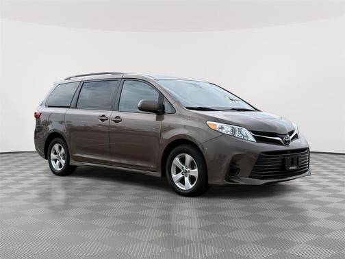 Toasted Walnut Pearl 2018 Toyota Sienna LE