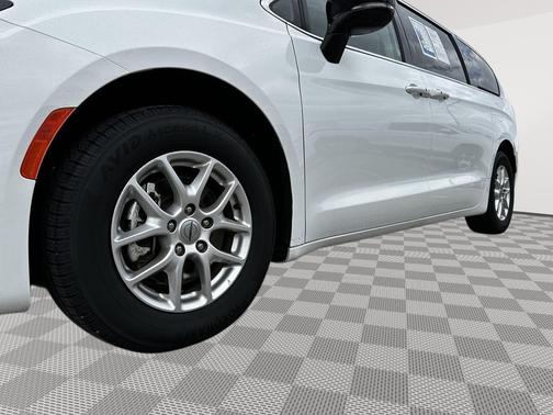 Bright White Clearcoat 2024 Chrysler Pacifica Touring L