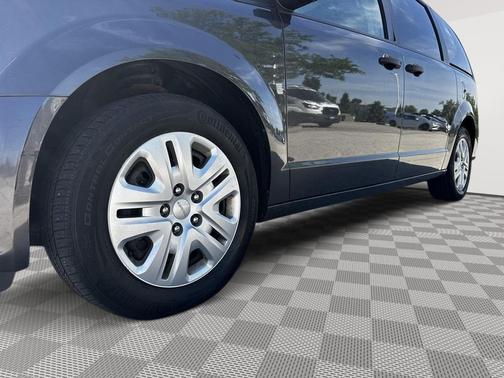 Granite Pearlcoat 2019 Dodge Grand Caravan SE