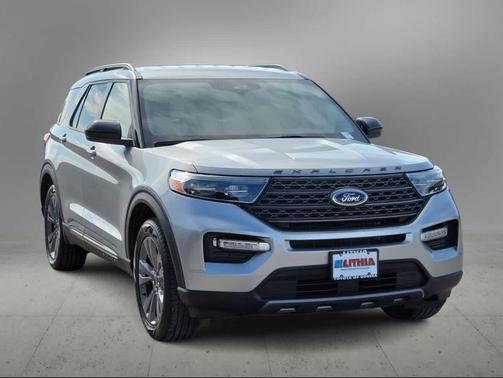 ICONIC SILVER METALLIC 2023 Ford Explorer XLT