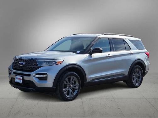 ICONIC SILVER METALLIC 2023 Ford Explorer XLT