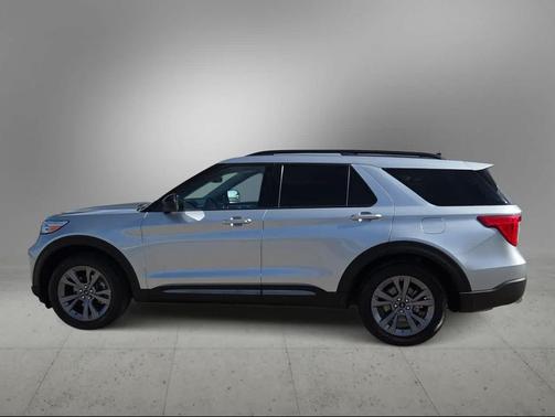 ICONIC SILVER METALLIC 2023 Ford Explorer XLT