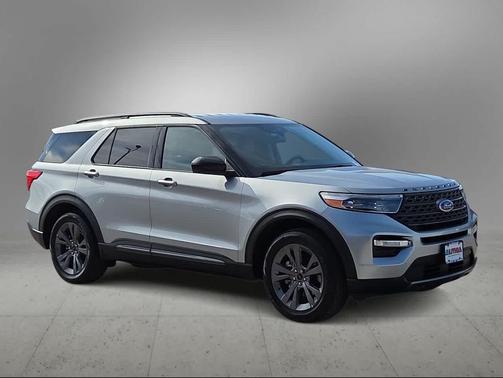 ICONIC SILVER METALLIC 2023 Ford Explorer XLT
