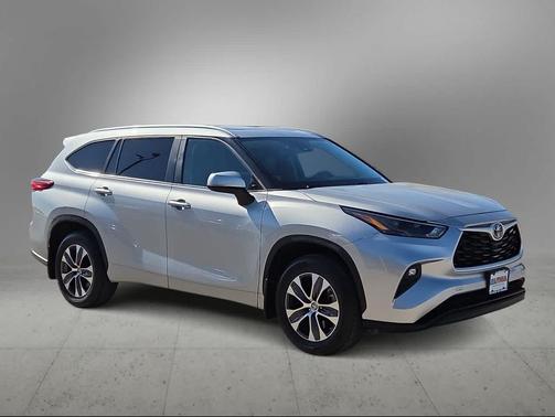 Celestial Silver Metallic 2023 Toyota Highlander XLE