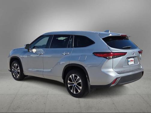 Celestial Silver Metallic 2023 Toyota Highlander XLE