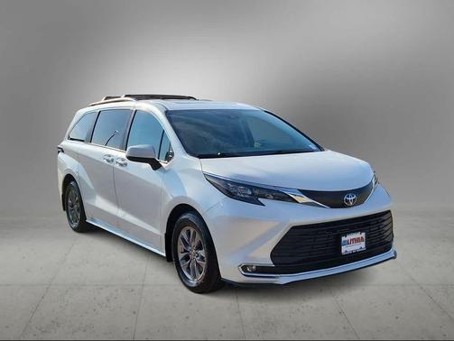 2024 Toyota Sienna XLE 8 Passenger