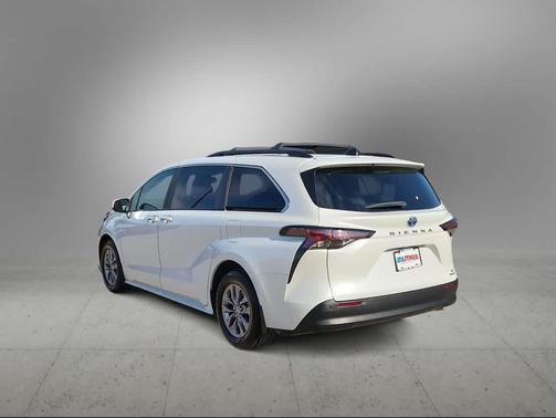 2024 Toyota Sienna XLE 8 Passenger