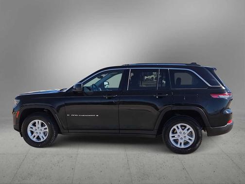 Diamond Black Crystal Pearlcoat 2024 Jeep Grand Cherokee Laredo