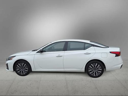 Glacier White 2025 Nissan Altima SV FWD