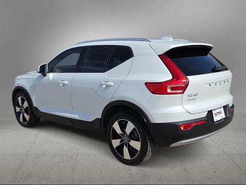 Crystal White Metallic 2021 Volvo XC40 T5 Momentum