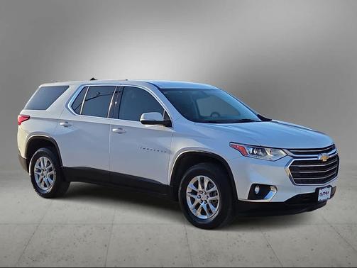 Iridescent Pearl Tricoat 2021 Chevrolet Traverse LT Cloth