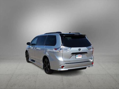 2020 Toyota Sienna SE