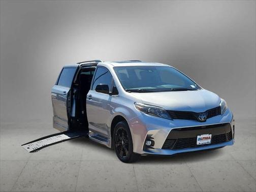 2020 Toyota Sienna SE