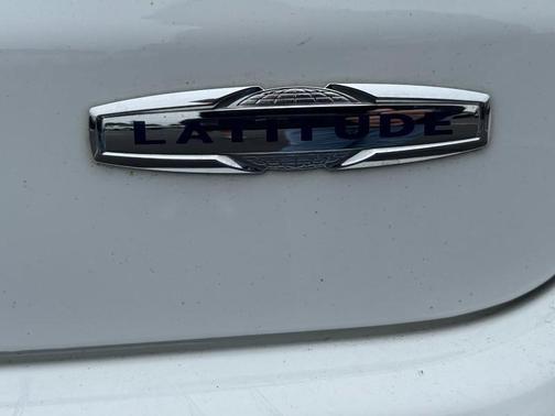 Bright White Clearcoat 2022 Jeep Compass Latitude