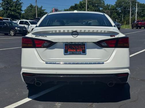 Pearl White Tricoat 2023 Nissan Altima SR FWD