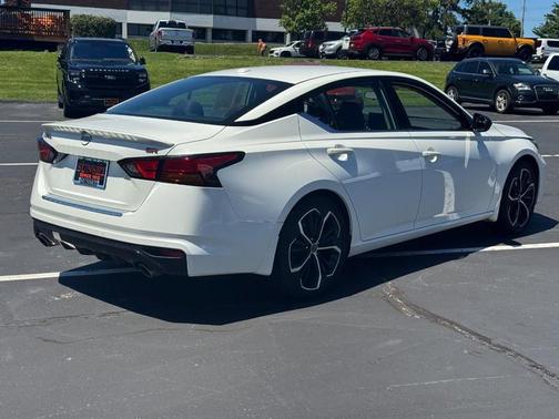 Pearl White Tricoat 2023 Nissan Altima SR FWD