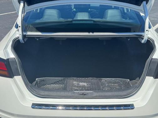 Pearl White Tricoat 2023 Nissan Altima SR FWD