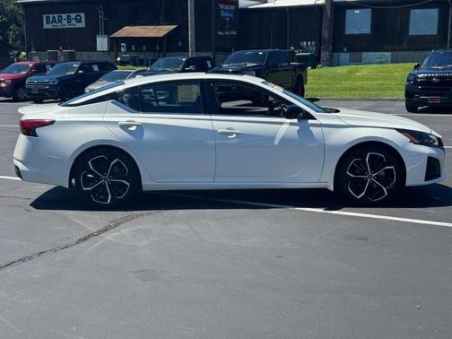 Pearl White Tricoat 2023 Nissan Altima SR FWD
