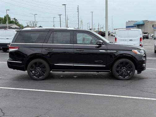 Infinite Black Metallic Clearcoat 2024 Lincoln Navigator Reserve