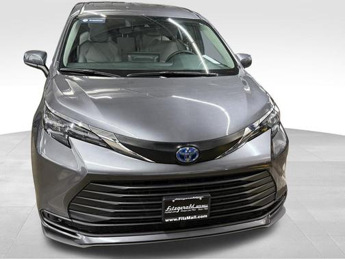 2025 Toyota Sienna LE