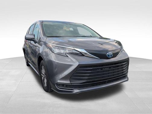 2025 Toyota Sienna LE