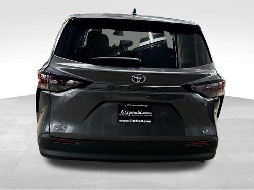 2025 Toyota Sienna LE