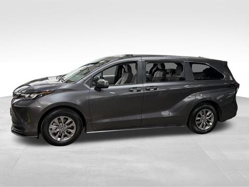 2025 Toyota Sienna LE