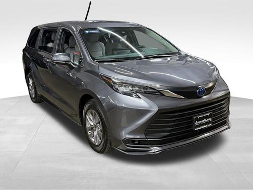 2025 Toyota Sienna LE