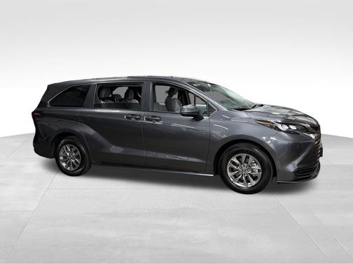 2025 Toyota Sienna LE