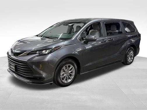 2025 Toyota Sienna LE