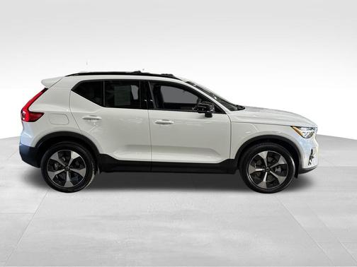 2025 Volvo XC40 B5 Plus Dark Theme