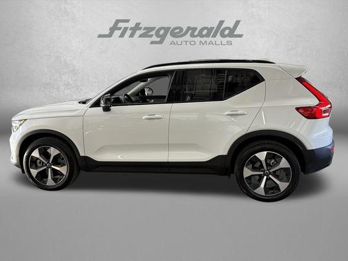 2025 Volvo XC40 B5 Plus Dark Theme