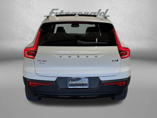 2025 Volvo XC40 B5 Plus Dark Theme