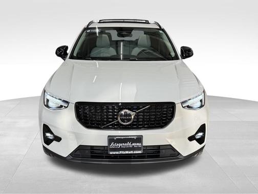 2025 Volvo XC40 B5 Plus Dark Theme