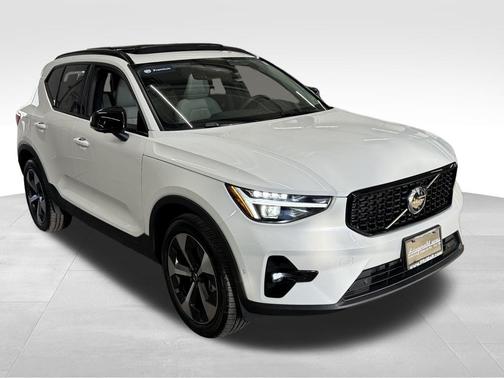 2025 Volvo XC40 B5 Plus Dark Theme