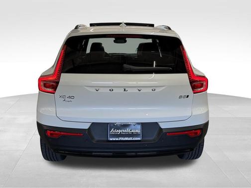 2025 Volvo XC40 B5 Plus Dark Theme