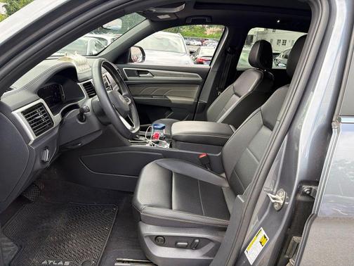 Platinum Gray Metallic 2023 Volkswagen Atlas Cross Sport 3.6L V6 SE w/Technology