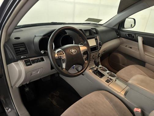 Magnetic Gray Metallic 2013 Toyota Highlander Base