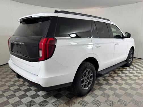 Oxford White 2025 Ford Expedition Active