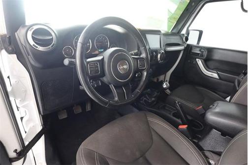 Photo 4 of 25 of 2016 Jeep Wrangler Unlimited Sahara