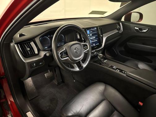 2020 Volvo XC60 T6 Momentum