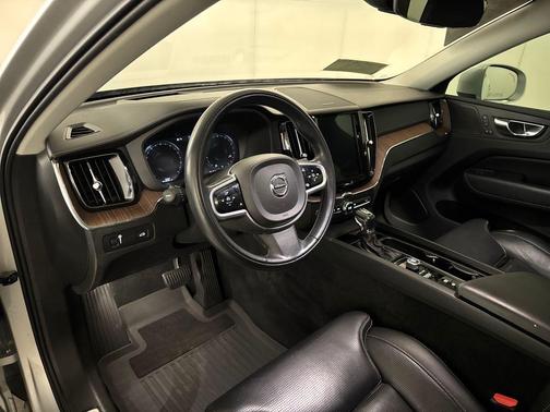Bright Silver Metallic 2019 Volvo XC60 T5 Inscription