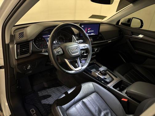 Glacier White Metallic 2022 Audi Q5 45 S line quattro Premium