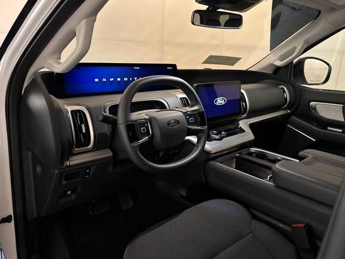 Oxford White 2025 Ford Expedition Active