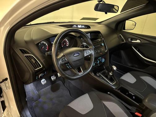 Oxford White 2017 Ford Focus ST Base