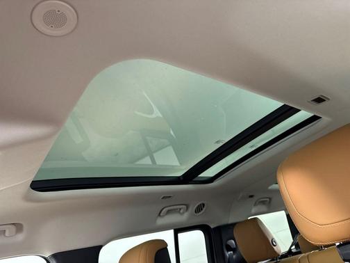 2023 Land Rover Defender SE