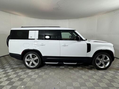 2023 Land Rover Defender SE